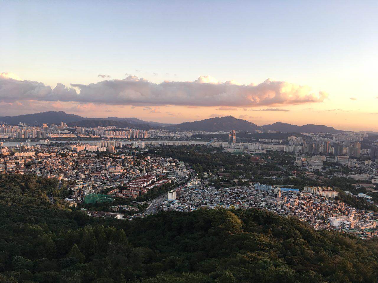 Вид на вечерний Сеул с горы Намсан