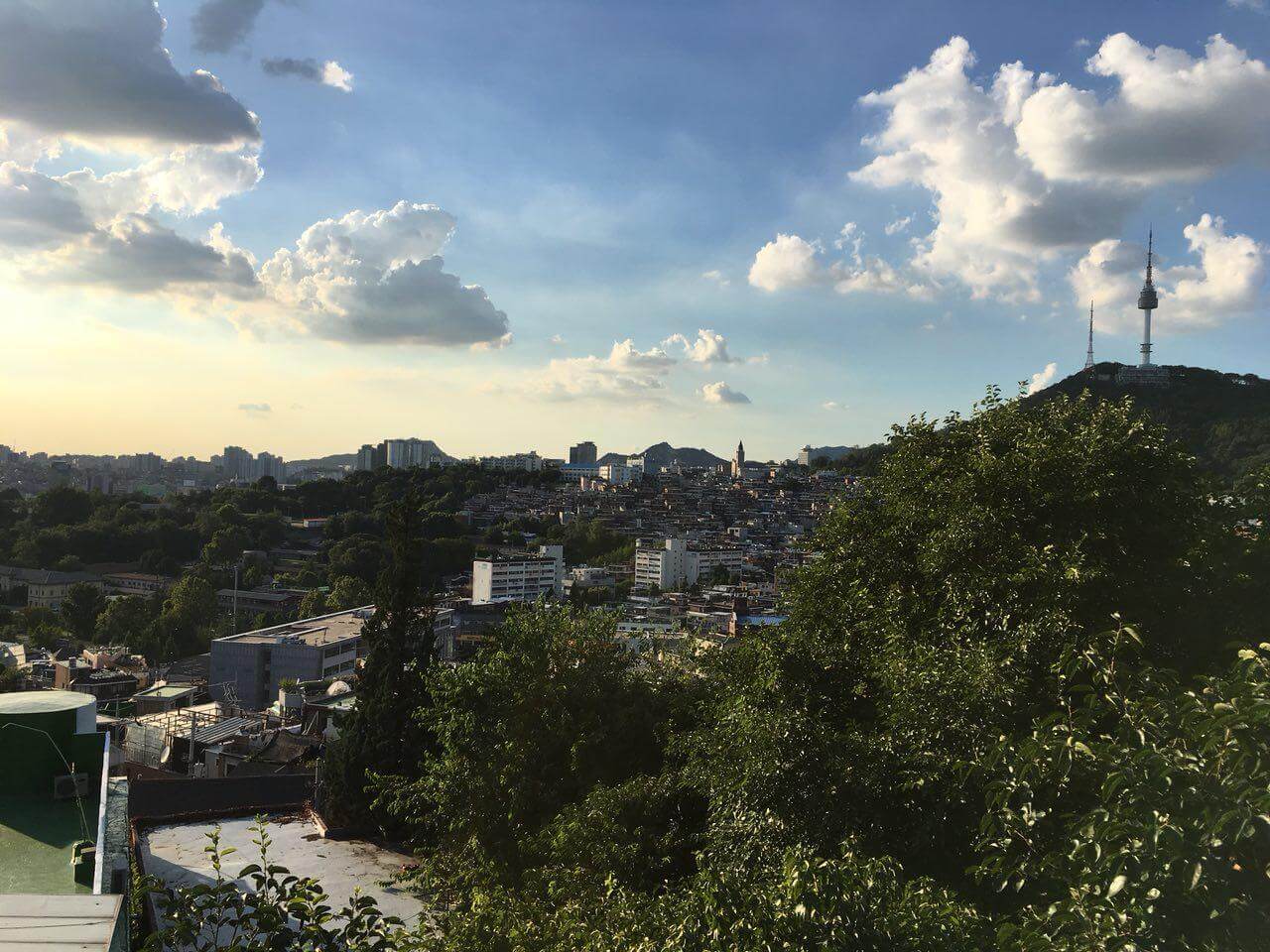 Вид из города на Сеульскую Телебашню